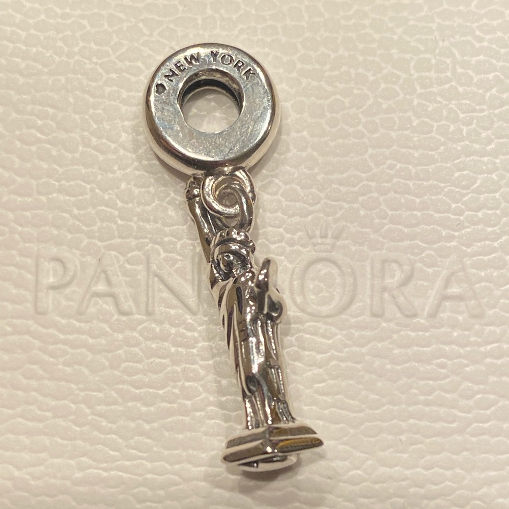 Pandora Statue of Liberty charm!
